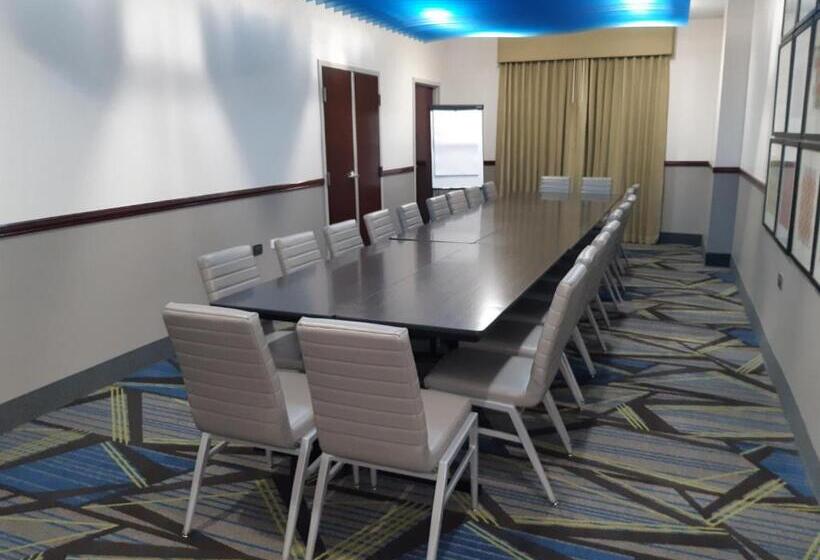 هتل Holiday Inn Express Trincity, An Ihg