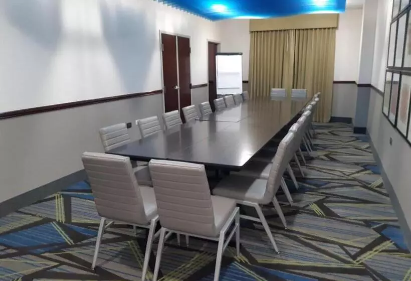 هتل Holiday Inn Express Trincity, An Ihg