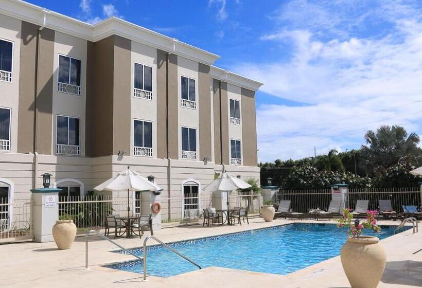 هتل Holiday Inn Express Trincity, An Ihg