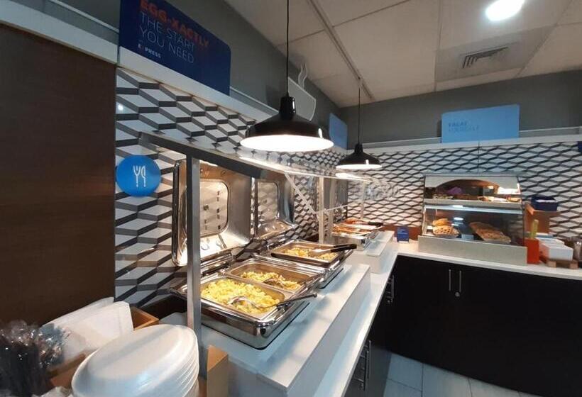 هتل Holiday Inn Express Trincity, An Ihg