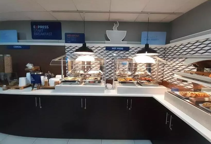 هتل Holiday Inn Express Trincity, An Ihg