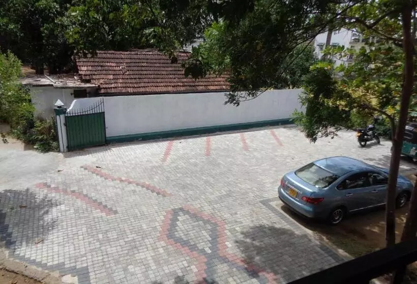 Majatalo Man Guest Polonnaruwa