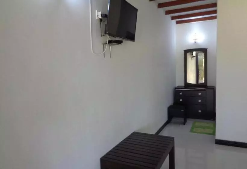 Majatalo Man Guest Polonnaruwa