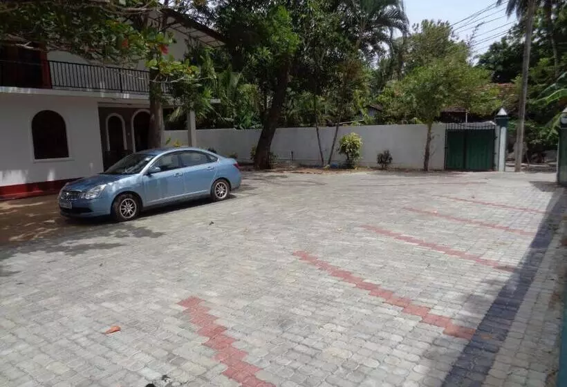 Majatalo Man Guest Polonnaruwa