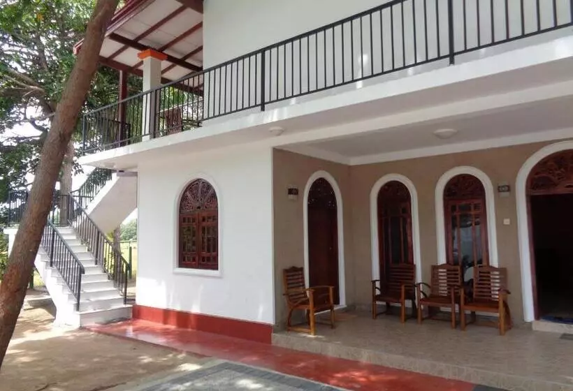 Majatalo Man Guest Polonnaruwa