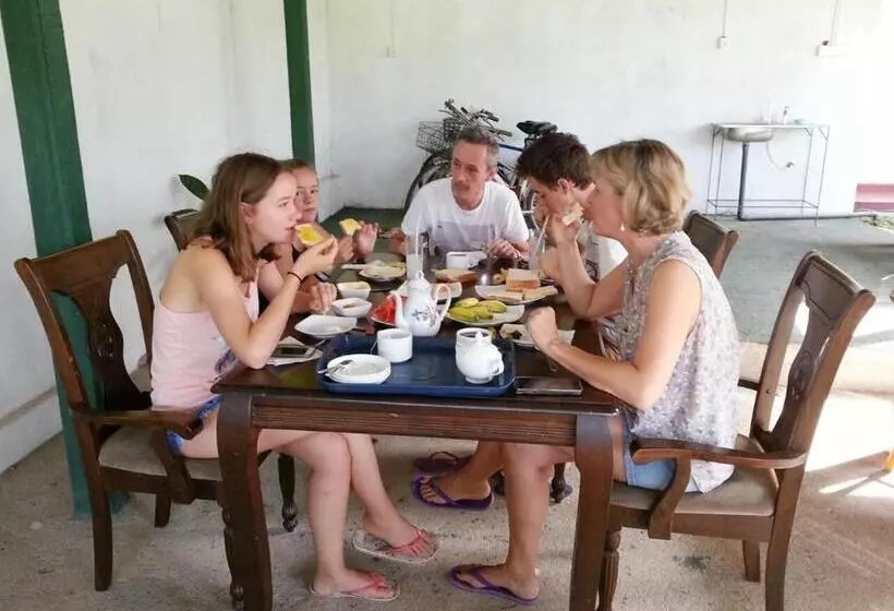 Majatalo Man Guest Polonnaruwa