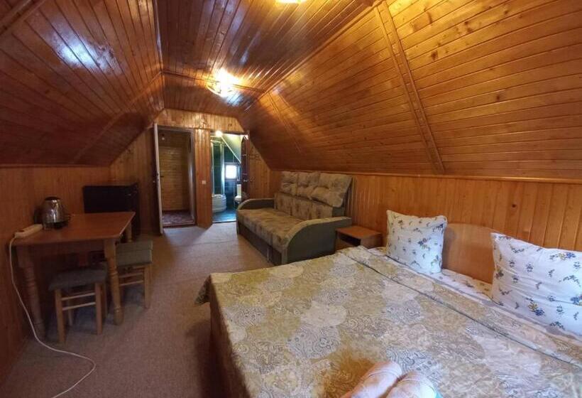 Pension (Hôtel basse catégorie) у тараса і лесі