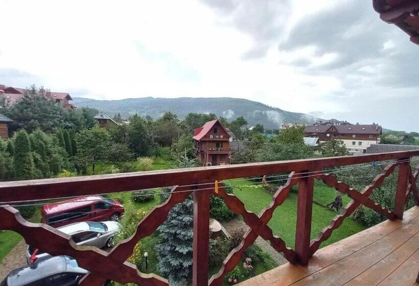 Pension (Hôtel basse catégorie) у тараса і лесі