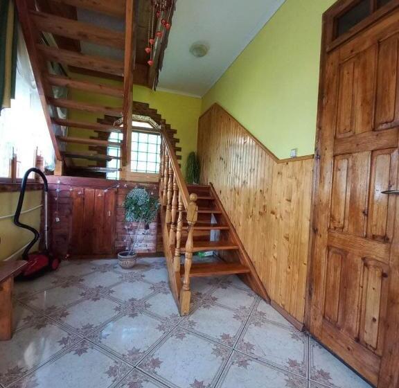 Pension (Hôtel basse catégorie) у тараса і лесі