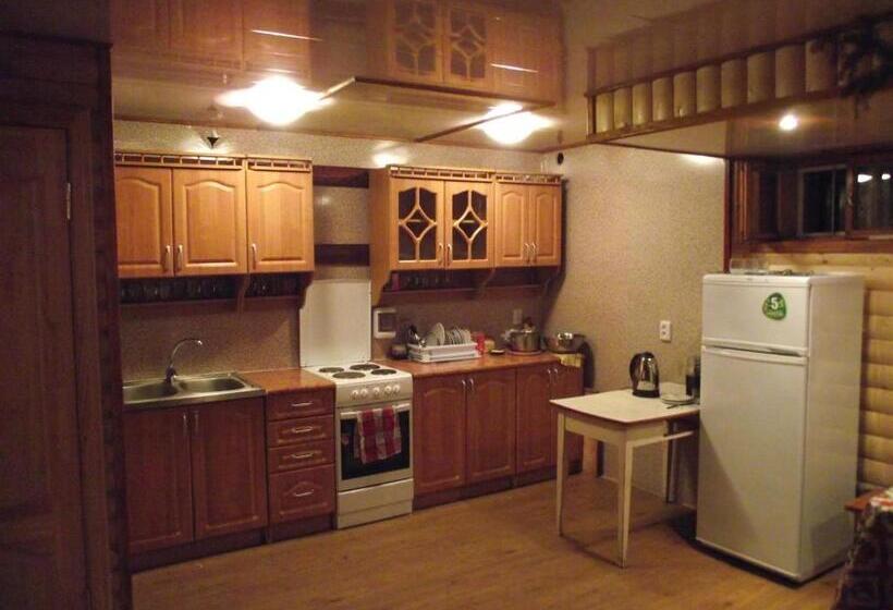 Pension (Hôtel basse catégorie) у тараса і лесі