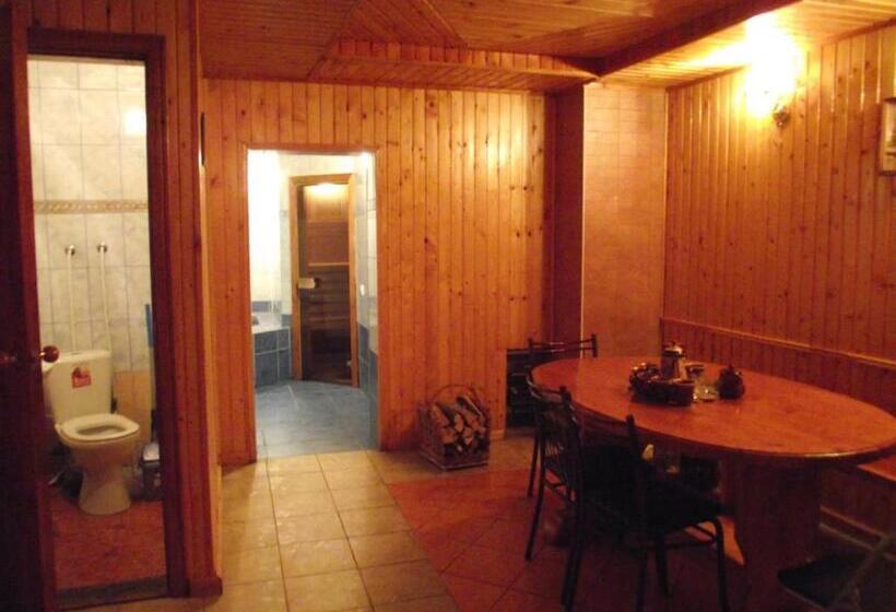 Pension (Hôtel basse catégorie) у тараса і лесі