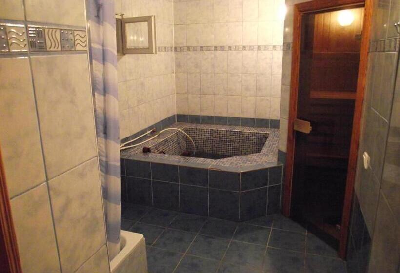 Pension (Hôtel basse catégorie) у тараса і лесі