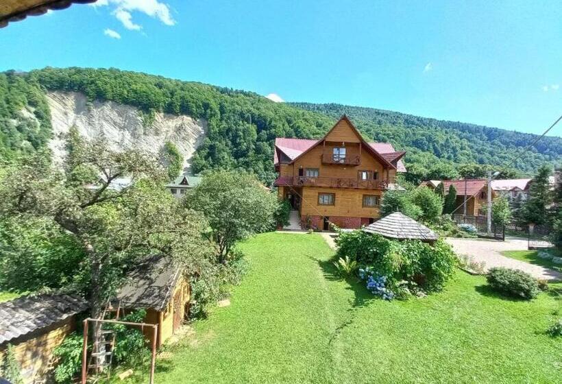 Pension (Hôtel basse catégorie) у тараса і лесі