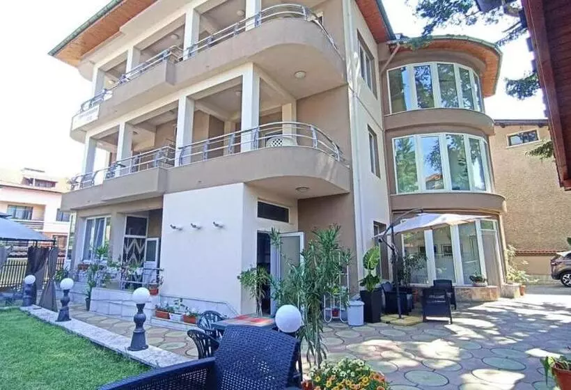 ペンション приятелската къща