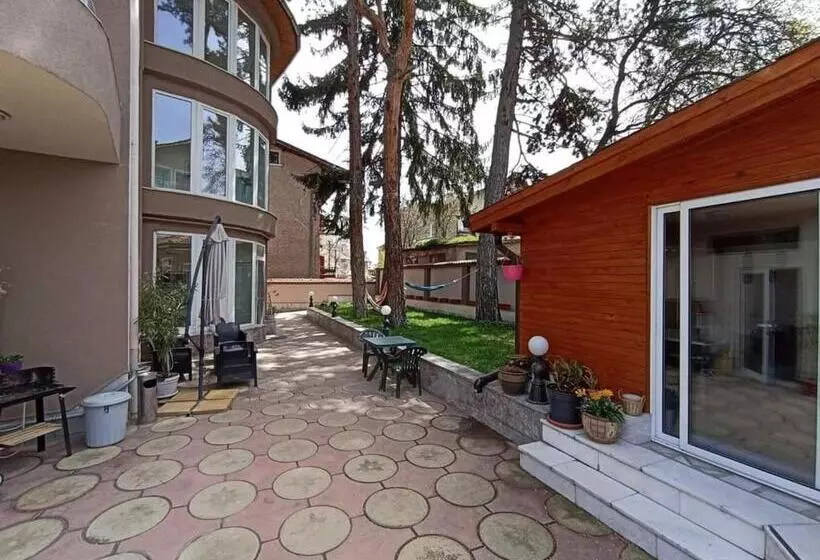 ペンション приятелската къща