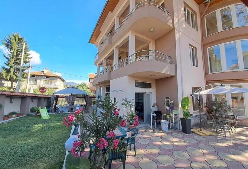 بنسيون приятелската къща