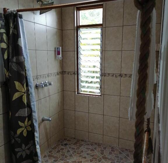 민박 La Ceiba Tree Lodge