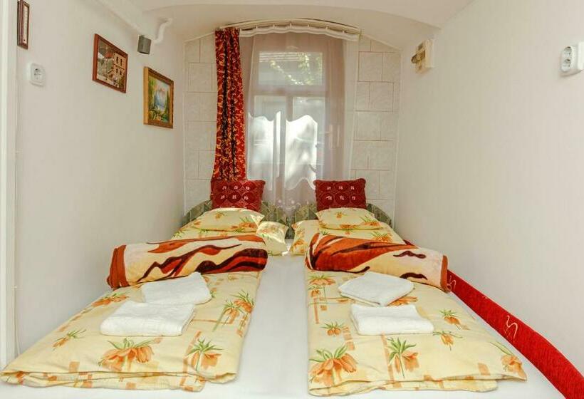 بنسيون Barokk Vendégház