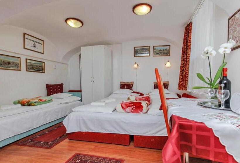 بنسيون Barokk Vendégház