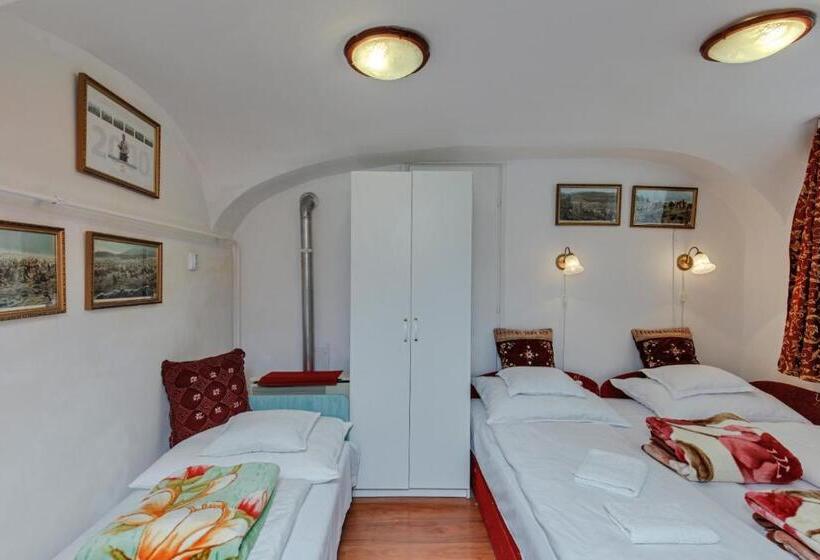 بنسيون Barokk Vendégház