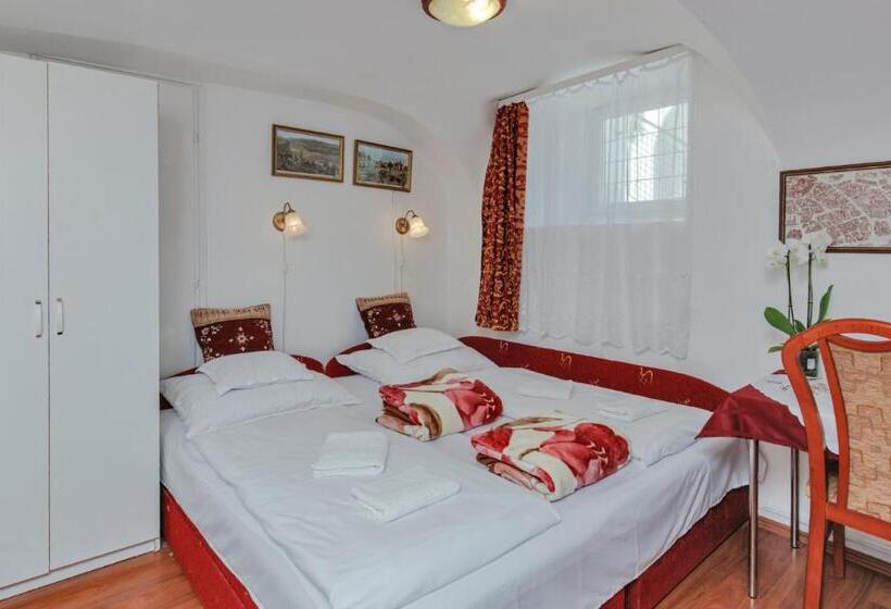 بنسيون Barokk Vendégház