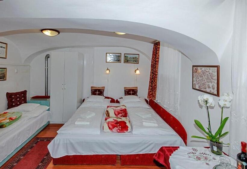 بنسيون Barokk Vendégház