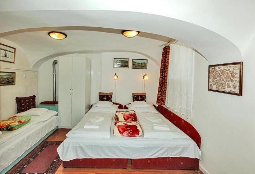 بنسيون Barokk Vendégház