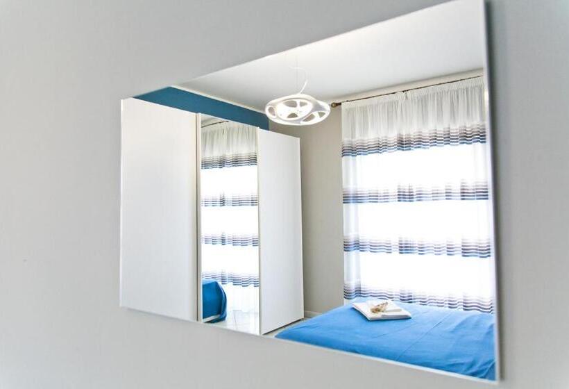 بنسيون Bluemarine Apartment