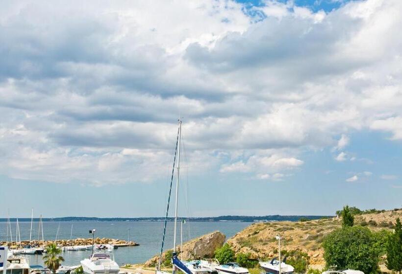 بنسيون Bluemarine Apartment