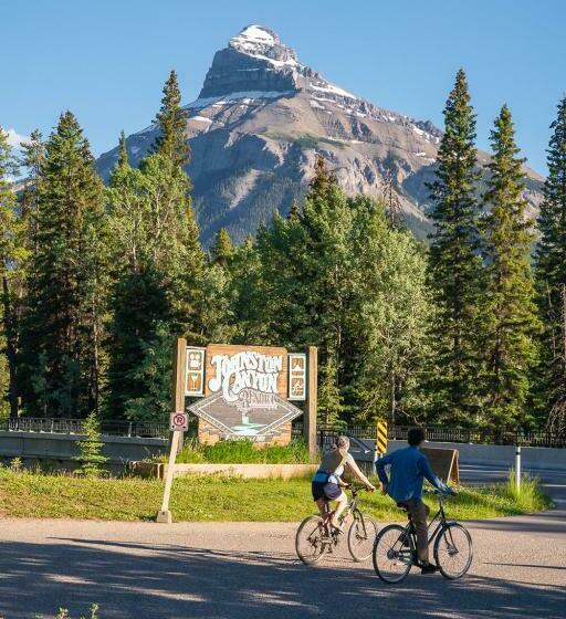 استراحتگاه Johnston Canyon Lodge & Bungalows
