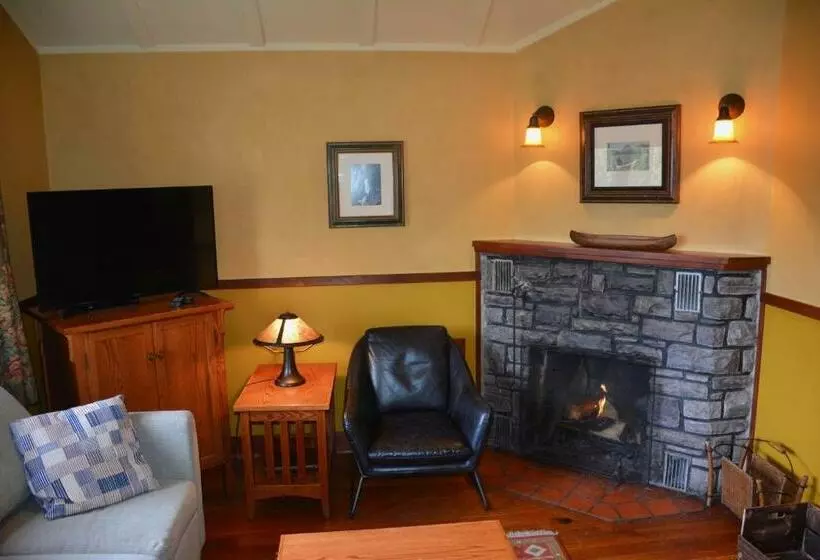 استراحتگاه Johnston Canyon Lodge & Bungalows