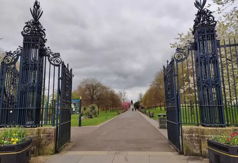 New Fabulous 2bd Maisonette Dunfermline, Fife