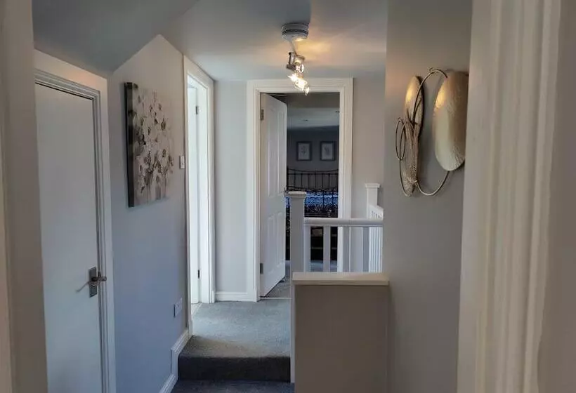 New Fabulous 2bd Maisonette Dunfermline, Fife