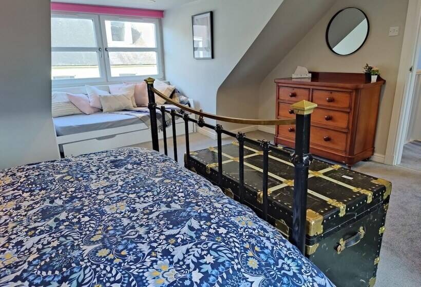 New Fabulous 2bd Maisonette Dunfermline, Fife