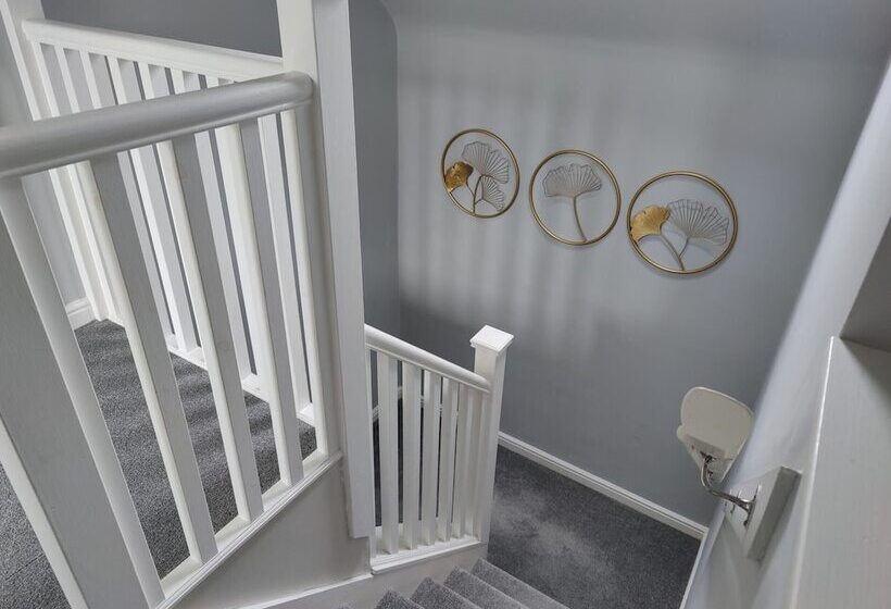 New Fabulous 2bd Maisonette Dunfermline, Fife