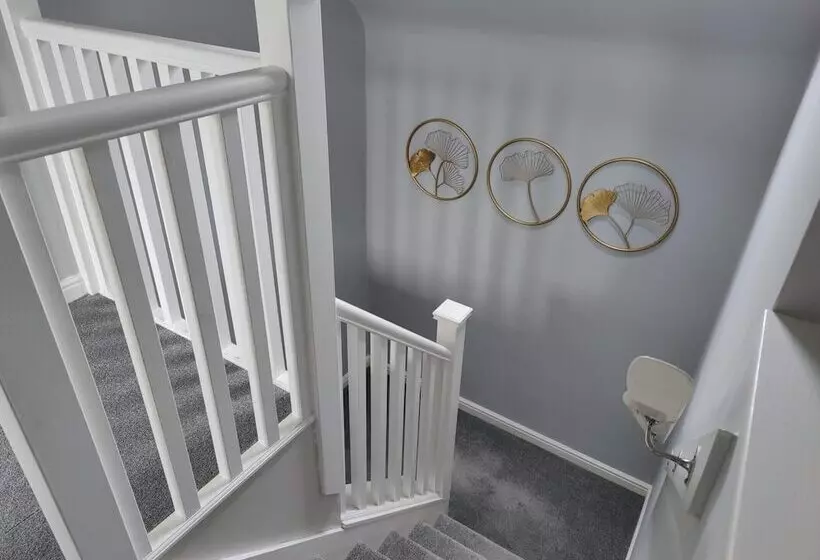 New Fabulous 2bd Maisonette Dunfermline, Fife