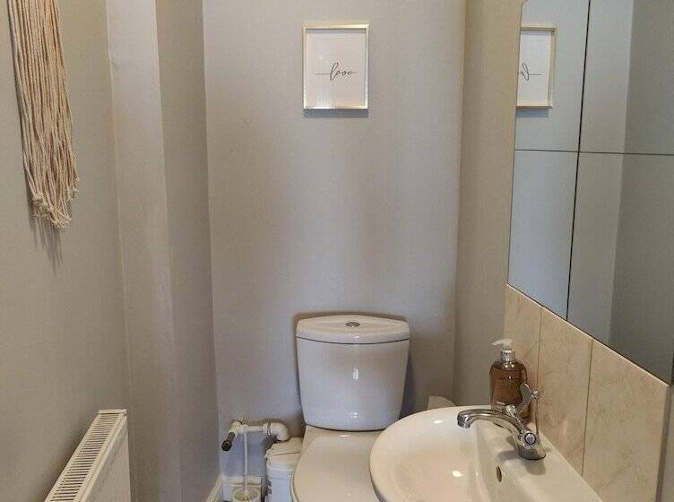 New Fabulous 2bd Maisonette Dunfermline, Fife