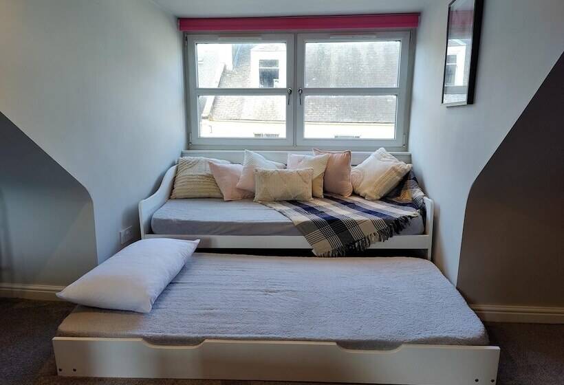 New Fabulous 2bd Maisonette Dunfermline, Fife