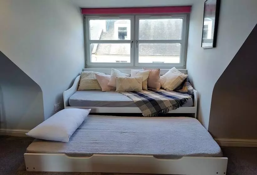 New Fabulous 2bd Maisonette Dunfermline, Fife