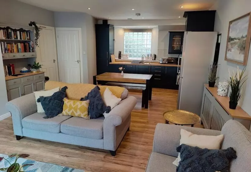 New Fabulous 2bd Maisonette Dunfermline, Fife