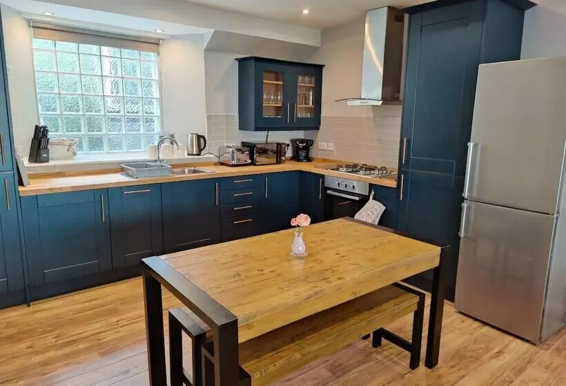 New Fabulous 2bd Maisonette Dunfermline, Fife