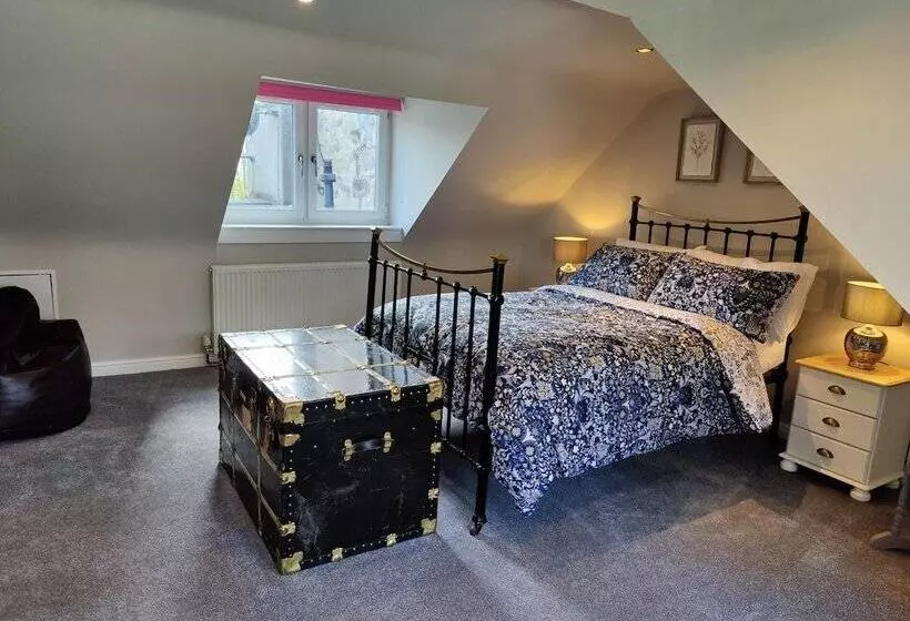 New Fabulous 2bd Maisonette Dunfermline, Fife