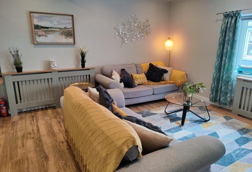 New Fabulous 2bd Maisonette Dunfermline, Fife