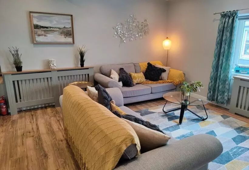 New Fabulous 2bd Maisonette Dunfermline, Fife