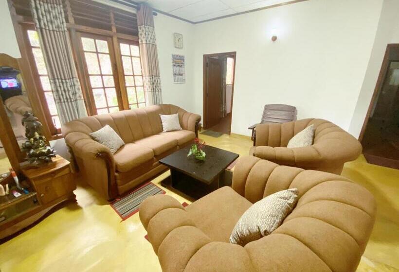 הוסטל Nature Village Inn