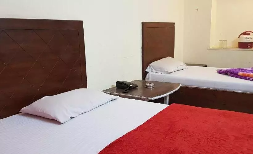ホテル Rooms Near Bus Stand