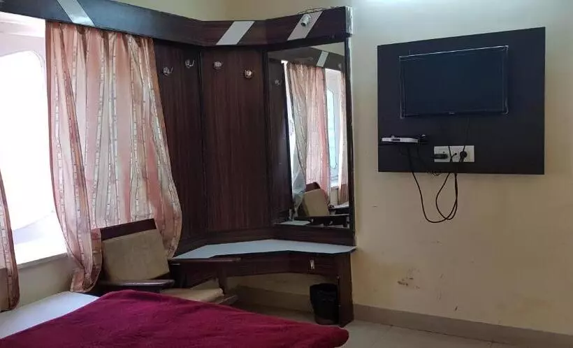 ホテル Rooms Near Bus Stand