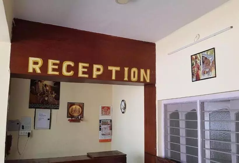 ホテル Rooms Near Bus Stand