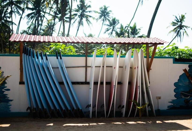 استراحتگاه The Green Rooms Surf & Yoga Camp   On The Beach   Prime Location Renovated 2024