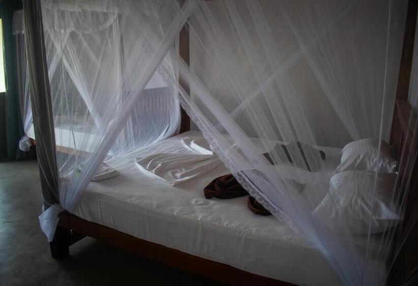 استراحتگاه The Green Rooms Surf & Yoga Camp   On The Beach   Prime Location Renovated 2024